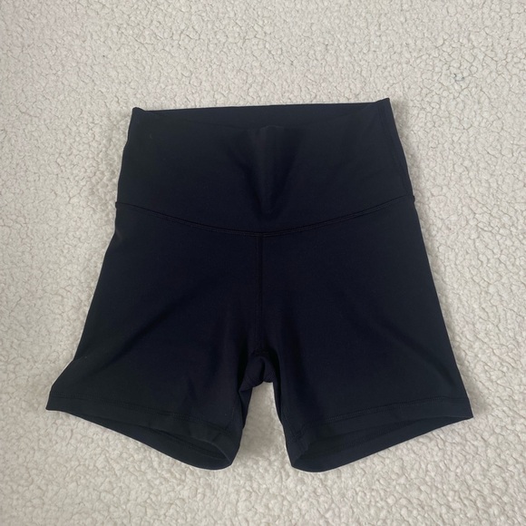 aritzia tna action spandex shorts 5” - Picture 2 of 3